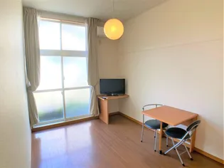 レオパレスフローラ【2階】の居間