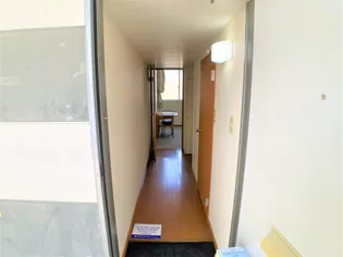 レオパレスフローラ【2階】の玄関