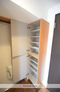 グランパルク梓館【4階】の玄関