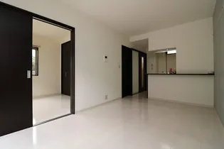 ロイヤルハイツ川西【1階】の居間