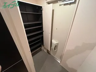 ラトゥール【2階】の玄関