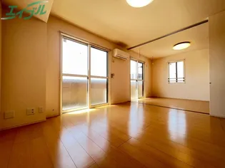 ラトゥール【2階】の居間