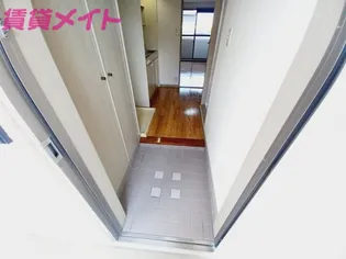 ユーハウス津【2階】の玄関