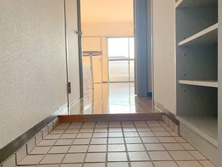 レ・フィーユ・キャトル城ケ崎【3階】の玄関