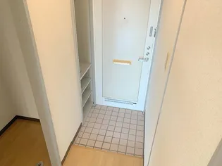 レ・フィーユ・キャトル城ケ崎【3階】の玄関