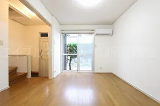 ローレル寺尾の居間