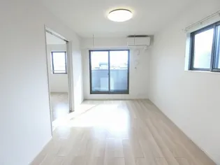 サン・ガーデンB【2階】の居間