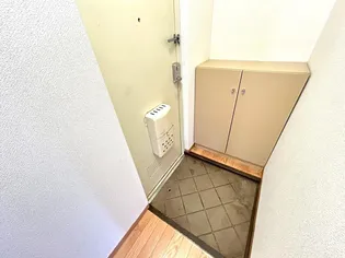 プラザボヌール【1階】の玄関