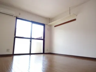 シャンヴィルI番館【2階】の居間