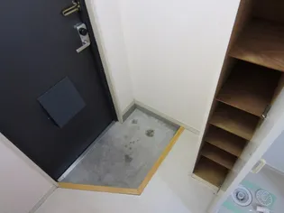 ヒルズ額原 2【1階】の玄関