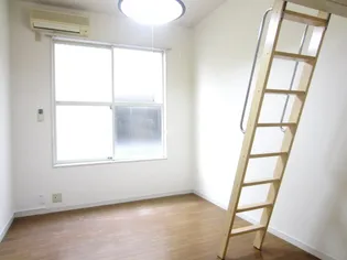 ヒルズ額原 2【1階】の居間