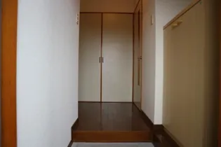 ピープルタウン【2階】の玄関