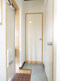 アレスト西富山【2階】の玄関