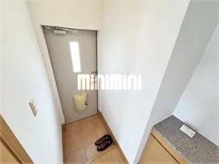 プラム・グローヴ【1階】の玄関