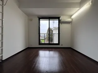 プラザ ドゥ ミューザ【1階】の居間