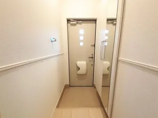 ワイ.タカミヤII【2階】の玄関