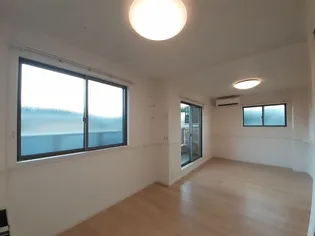 ワイ.タカミヤII【2階】の居間