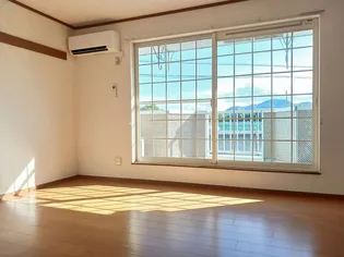 サン ファミリーA【2階】の居間