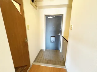 ロイヤルマンションHamada【4階】の玄関