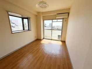 ロイヤルマンションHamada【4階】の居間