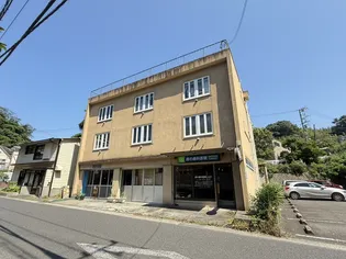 披露山アパ-トメント【3階】の外観