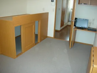 レオパレスピュア【2階】の居間