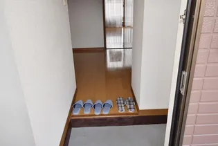 綾コーポ(2階)【1階】の玄関