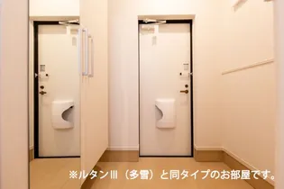 ヴィラアミング III【1階】の玄関