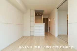 ヴィラアミング III【1階】の居間