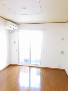 レットル ダムール A棟【1階】の居間