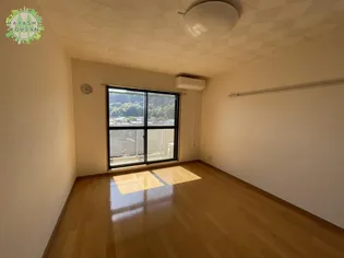 サン・ヒーローマンション亀川II【4階】の居間