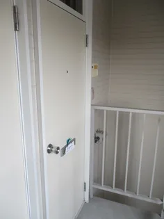 プチシャトー【2階】の玄関