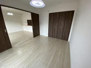 ロイヤルヒルズ老野森【2階】の内装