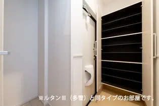 ヴィラアミング III【3階】の玄関