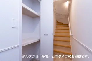 ヴィラアミング III【2階】の玄関