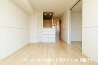 ヴィラアミング III【2階】の居間