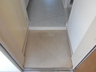 おの万第六ビル【4階】の玄関