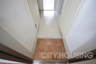 ロフトハウス城南【2階】の玄関