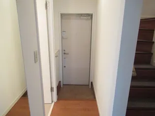 ロータスハウス【2階】の玄関