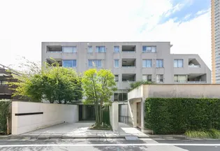 東京都新宿区市谷仲之町【マンション】の外観