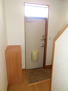 クローバー岡の玄関