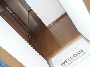 ロイヤルプレイス010の玄関