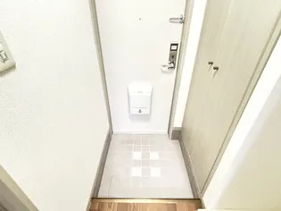 ユーハウス津【1階】の玄関