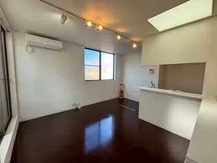 ミグ・ノンの居間