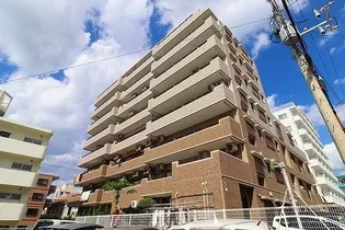 ライオンズマンション具志【5階】の外観