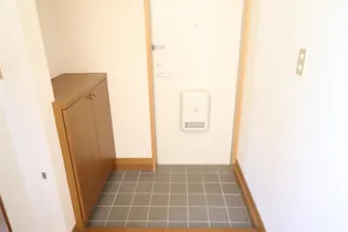 モアプレシャス【2階】の玄関