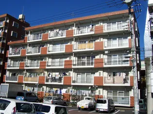 根の上マンション【1階】の外観