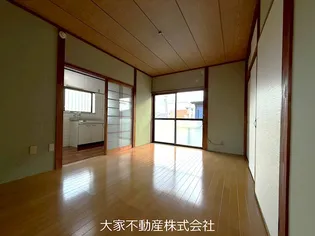 尾首アパートの居間