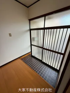 尾首アパートの玄関