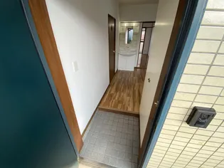 江平セントラル【4階】の玄関